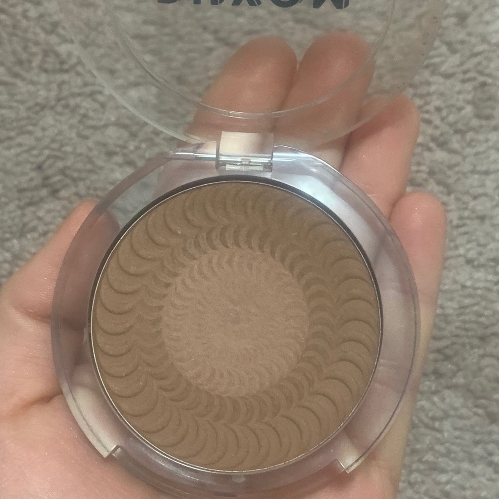 Buxom bronzer - Picture 3 of 3